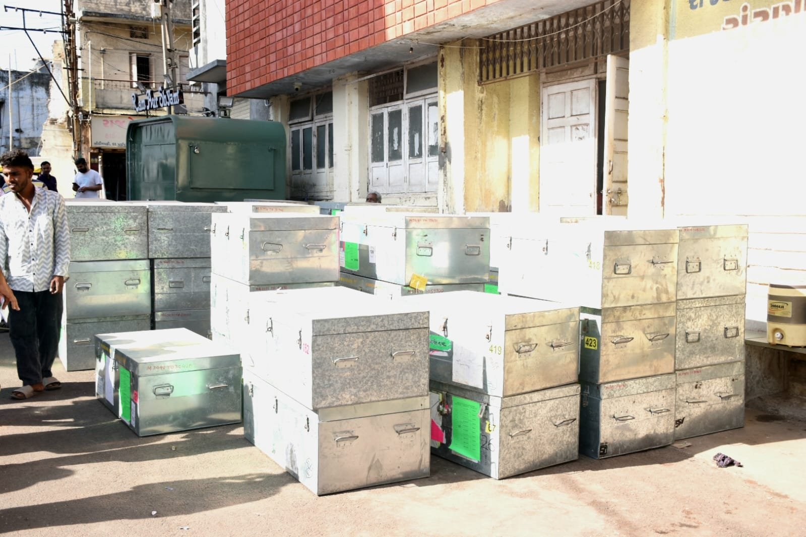  મનપાની ૧૮ વોર્ડની ચૂંટણીના ૧૦૧૪ મતદાન મથકો પર EVMની ફાળવણી