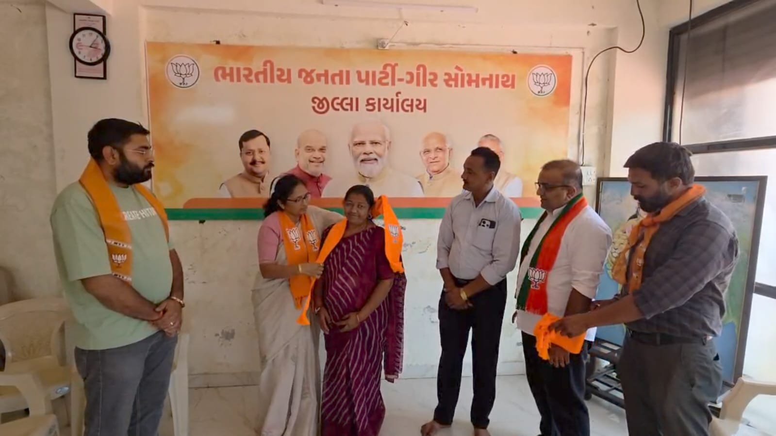 વેરાવળ પાલીકાની ચુંટણીના મતદાન પુર્વે કોંગ્રેસના બે ઉમેદવારોએ કેસરીયા કર્યા