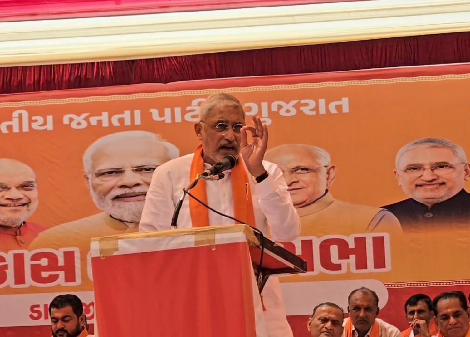 વેરાવળના આદ્રીમાં ચૂંટણી સભામાં પ્રદેશ ભાજપ પ્રમુખએ કોંગી ધારાસભ્ય પર કર્યા આકરા પ્રહાર