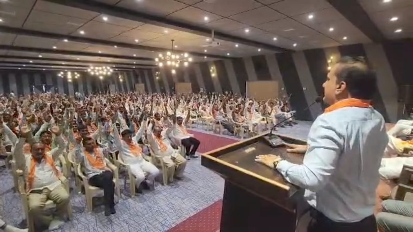 સુપ્રસિદ્ધ ગાયિકા આશા ભોંસલેને શ્રધ્ધાંજલિ પાઠવતાં અમરેલીના મહેશ રાઠોડ