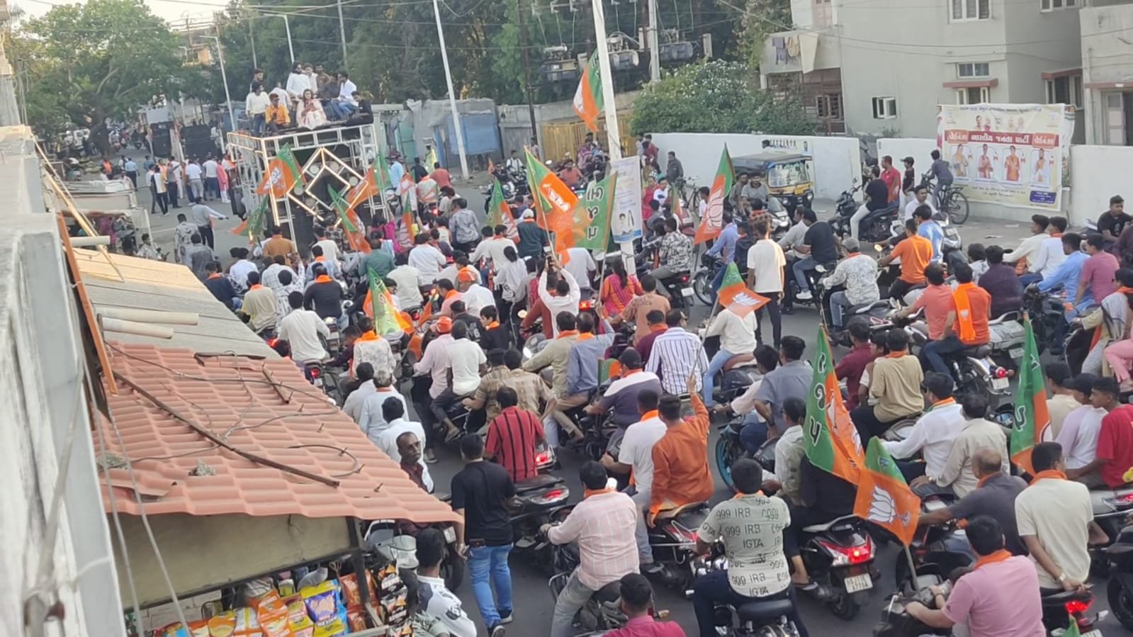 વેરાવળમાં ભાજપનું શક્તિપ્રદર્શન, રોડશોથી ચૂંટણીનો માહોલ તેજ બન્યો