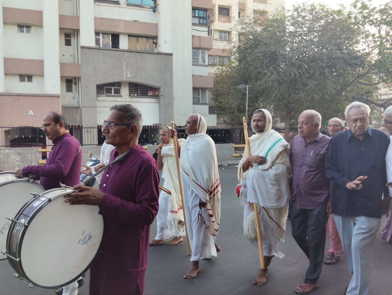 શાંતિનાથ એરપોર્ટ જૈન સંઘના આંગણે સુપાર્શ્વ ધ્વજા-કળશ સત્કાર યાત્રાની પધરામણી