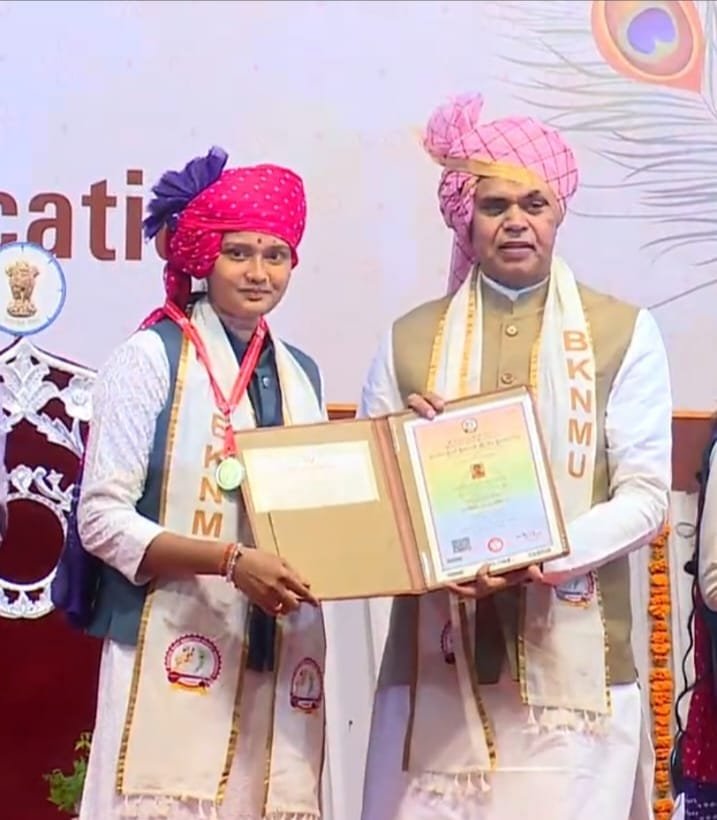 દ્વારકાના સતવારા સમાજની દિકરીએ અર્થશાસ્ત્રમાં મેળવ્યો ગોલ્ડ મેડલ