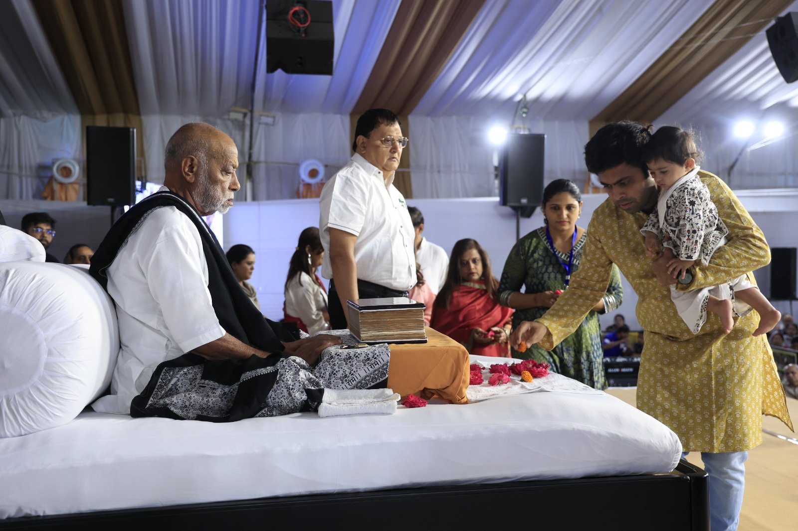 સાધુનું સ્મરણ માત્ર આપણા ઘરમાં પવિત્રતાનું વાતાવરણ પ્રગટાવે છે : મોરારિબાપુ