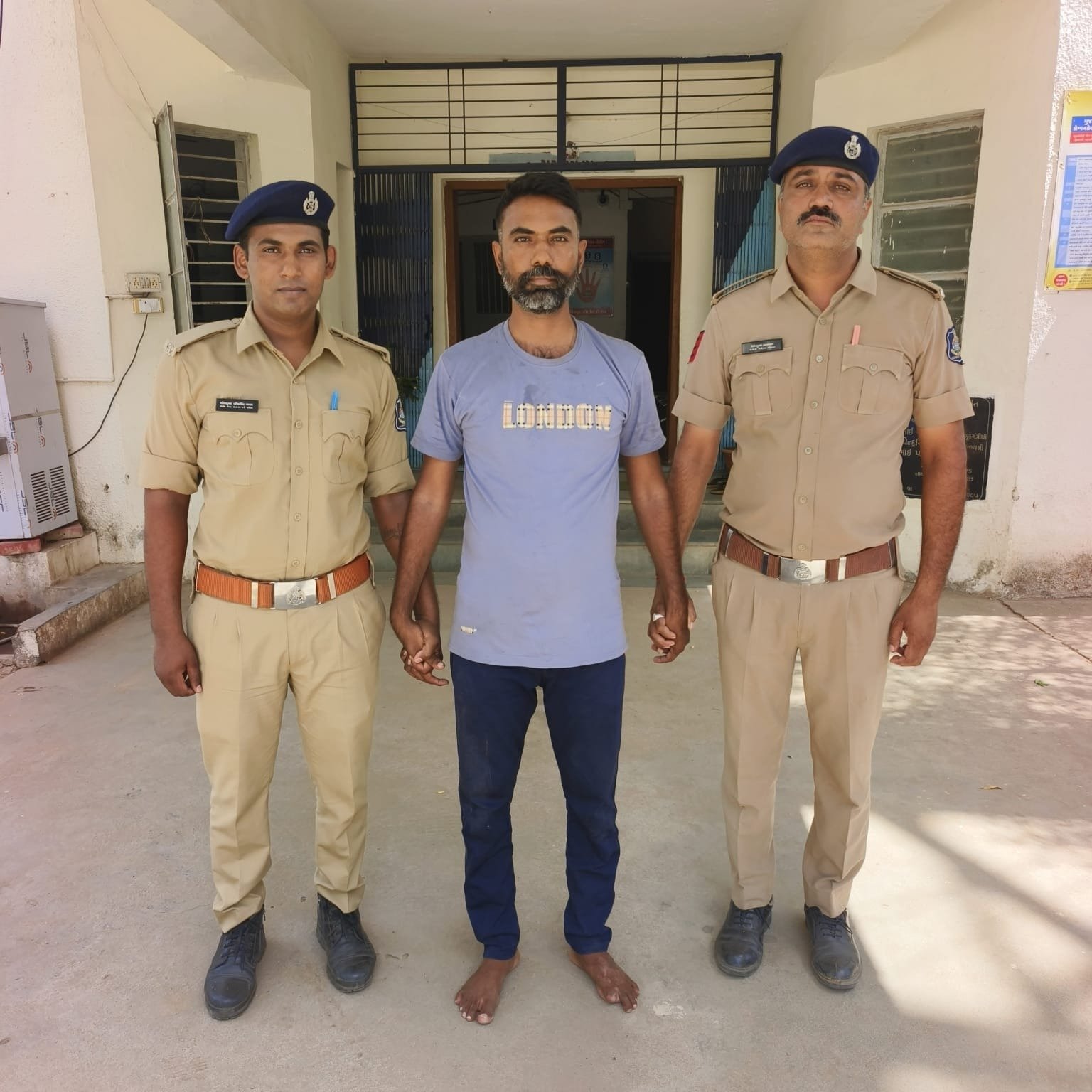 સોસીયલ મીડીયામાં પોસ્ટ મુકી બદનામ કરવાની ધમકીઓ આપી ખંડણી માગી તોડ કરતા ઇસમને ઝડપી કાયદેસરની કાર્યવાહી કરતી વિરપુર પોલીસ