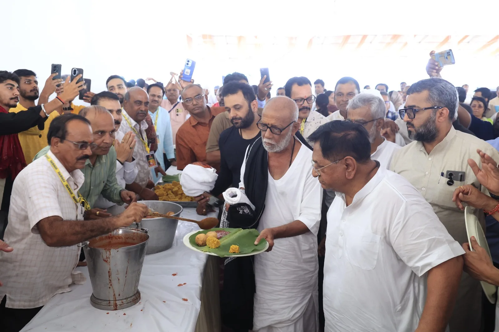 વિસ્મૃતિ પરમાત્માનું વરદાન છે, કૃષ્ણની સ્મૃતિ રહે એ જ સાચું: મોરારિબાપુ