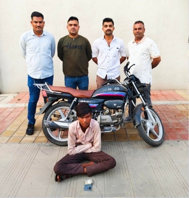 આજીડેમ ચોકડી લૂંટકાંડનો ભેદ ઉકેલાયો : લાઠીનો સૂત્રધાર ક્રાઈમ બ્રાન્ચના હાથે ઝડપાયો