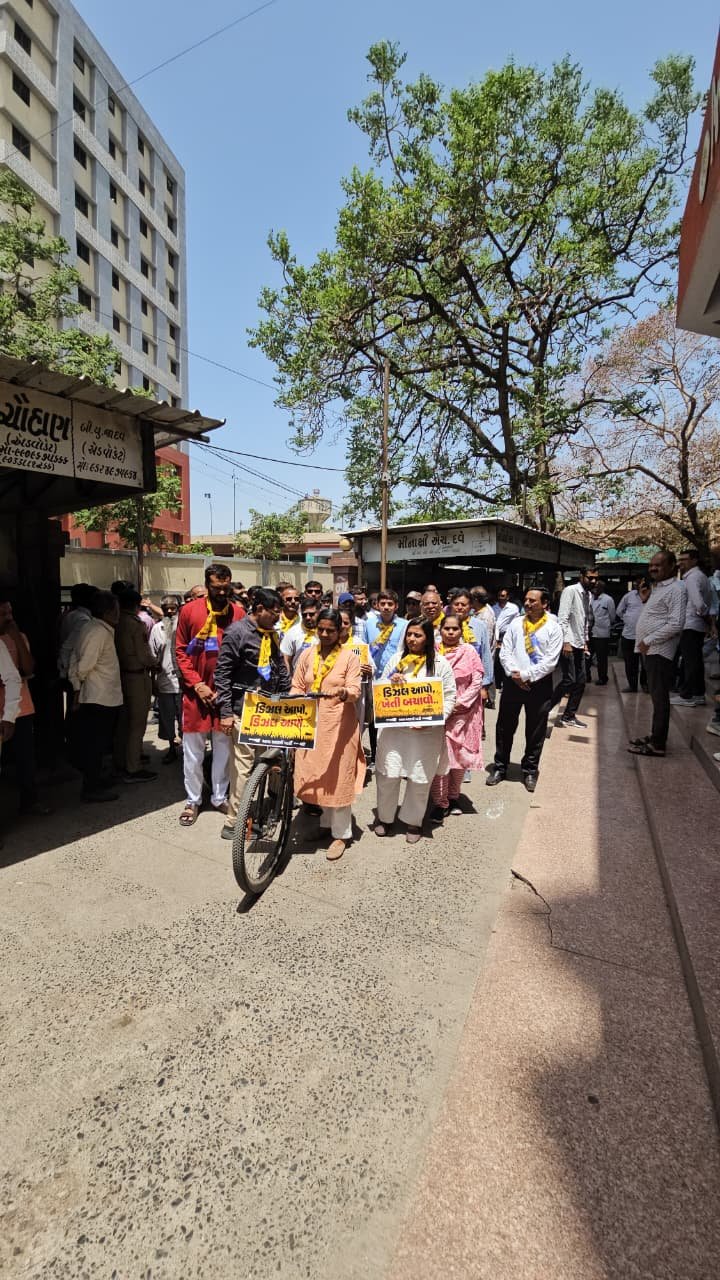 જિલ્લા પંચાયતમાં આપના કાર્યકરો સાયકલ પર પહોંચ્યા, ભાજપના તાયફાઓનો વિરોધ