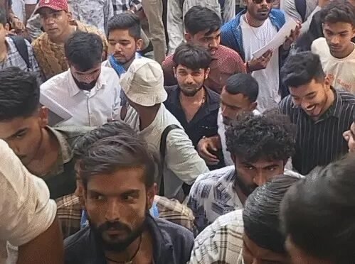 આર્મી અને એરફોર્સમાં નોકરી આપવાની લાલચ આપી પ્રોફેસરની છાત્રો સાથે છેતરપિંડી
