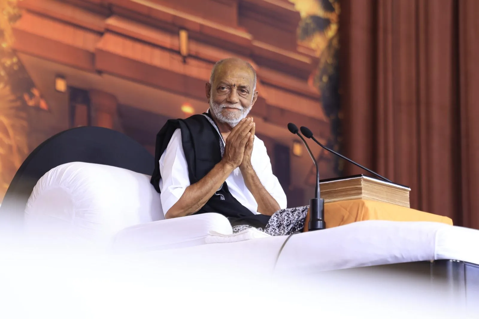આ વિશ્વનું દુર્ભાગ્ય છે કે સત્તા આગળ અને સત્ પાછળ રહી જાય છે: મોરારિબાપુ