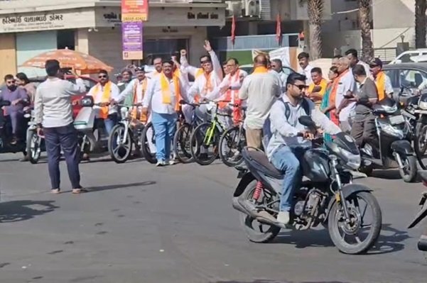 વોર્ડ નં.૧3માં ઉભરાતી ગટર સામે ભાજપ નેતાઓનું ફોટોસેશન