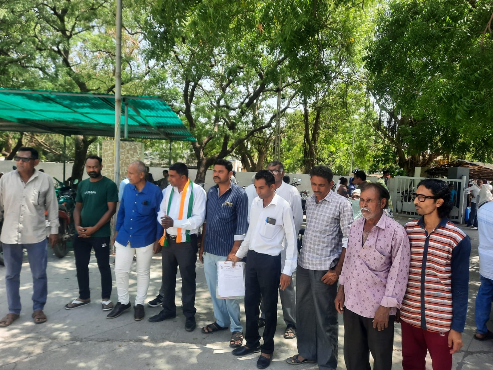 જેતપુરમાં ડીઝલ-ખાતરની અછત અને ભાવ વધારા મુદ્દે કોંગ્રેસનું મામલતદારને આવેદનપત્ર