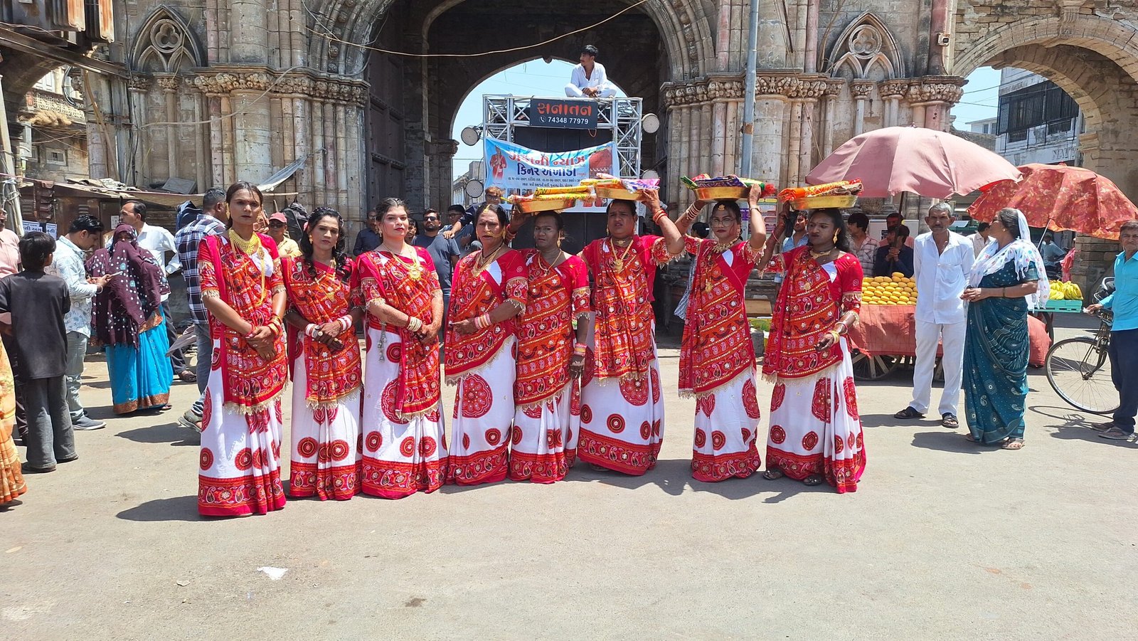 ધોરાજી-ઉપલેટા કિન્નર સમાજ દ્વારા સમશેર અલીના તકિયા ખાતે ડાડાની દરગાહ પર ચાદર ચઢાવી