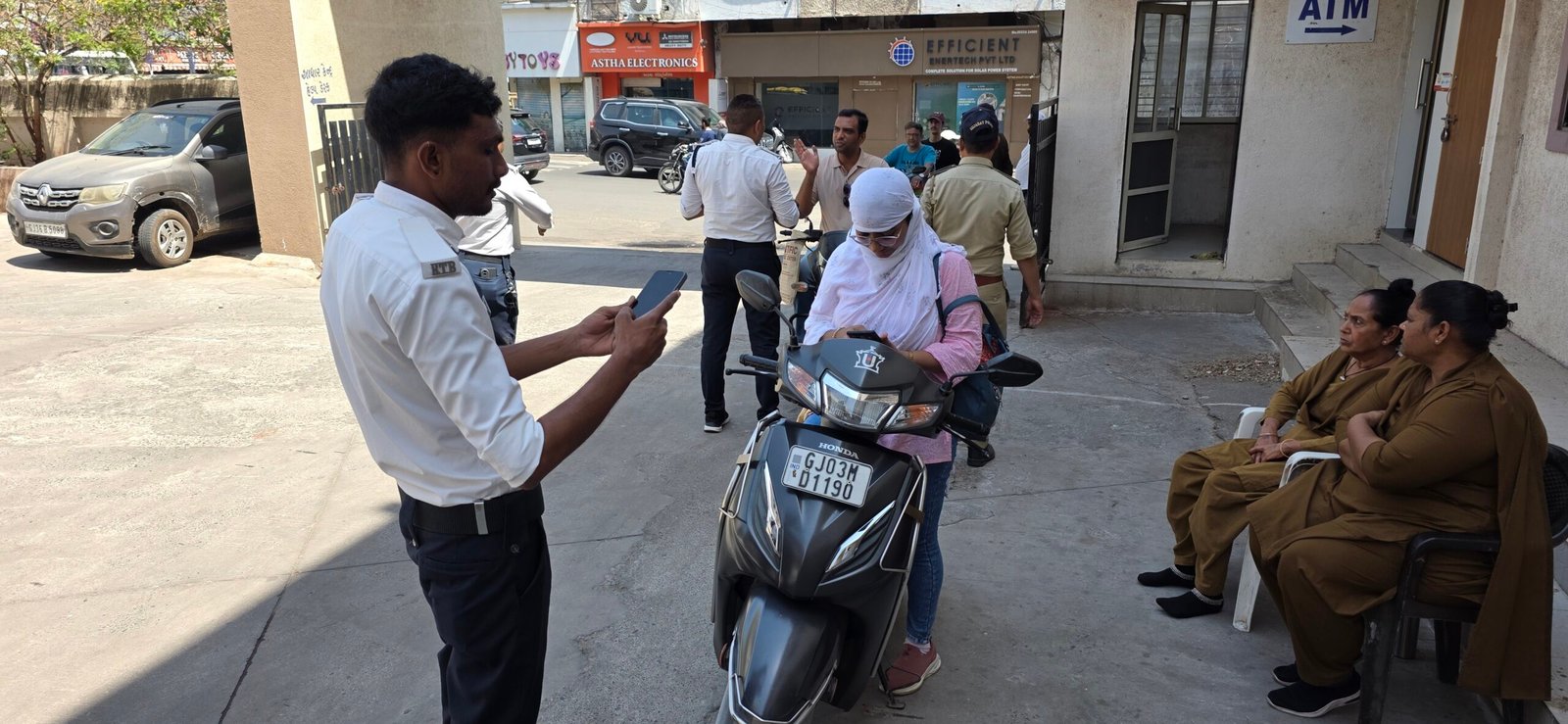 રાજકોટમાં મેગા હેલ્મેટ ડ્રાઈવ શરૂ: 43 ડિગ્રી ગરમીમાં વાહનચાલકોનો વિરોધ