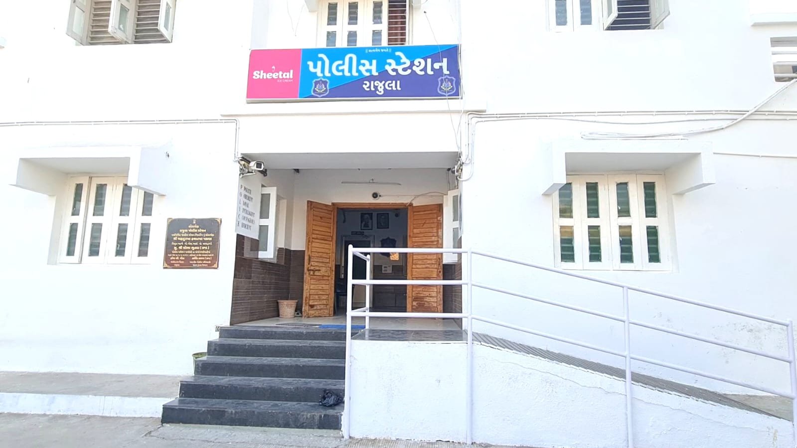 રાજુલાના તત્વો જયોતિ વિસ્તારના રહેણાંક મકાનમાંથી દેશી દારૂનો જથ્થો ઝડપાયો