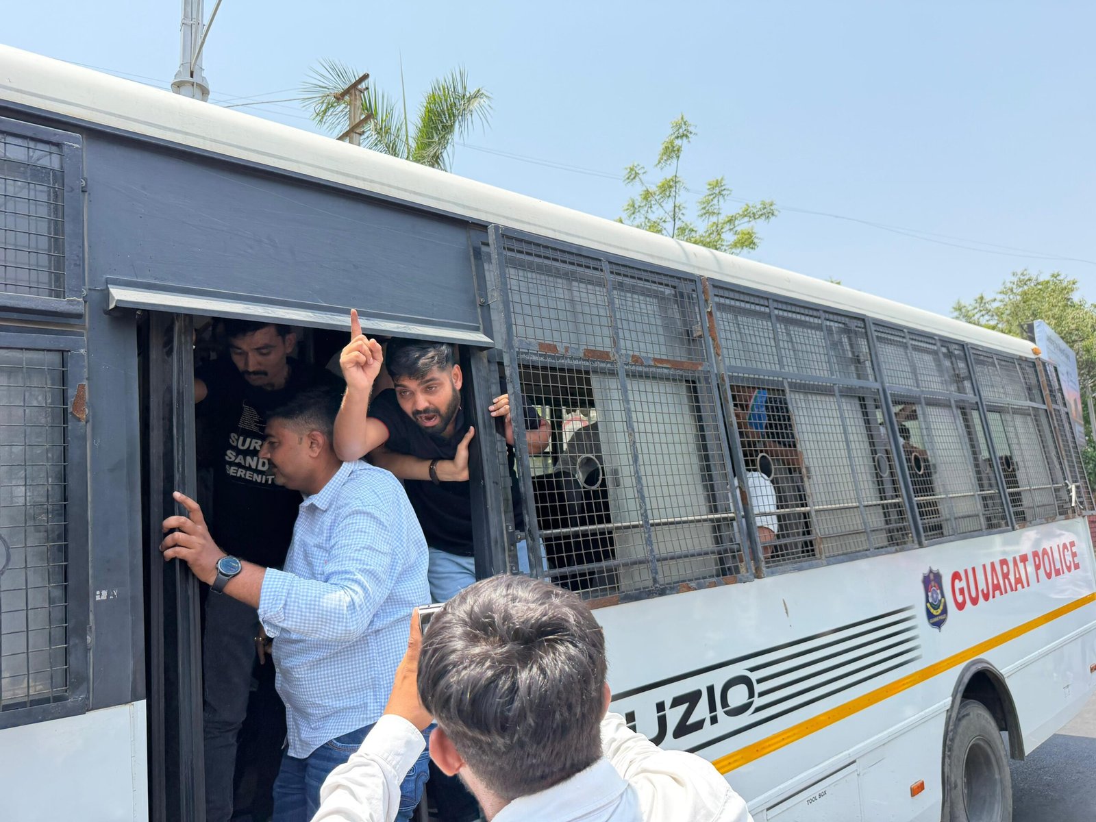પેપર લીક કૌભાંડમાં NTAની નનામી કાઢતું NSUI, પોલીસે ટીંગાટોળી કરી