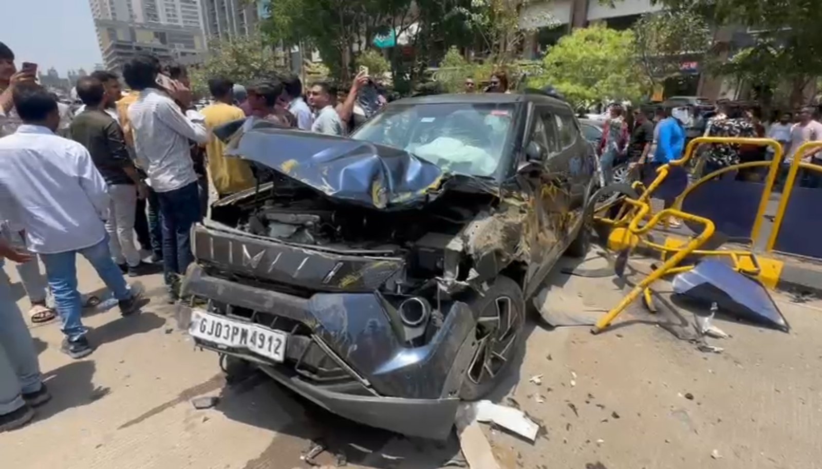 બેફામ વોલ્વો કારનો આતંક : 150 ફૂટ રિંગ રોડ પર અનેક વાહનોને અડફેટે લઈ BRTS રેલિંગ તોડી