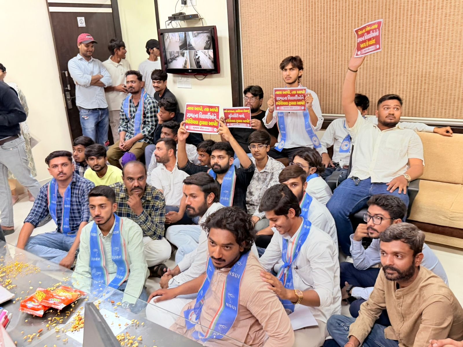 સૌરાષ્ટ્ર યુનિ.ની લાલીયાવાડીનો જાલમુલી-મેલોડી આપી વિરોધ