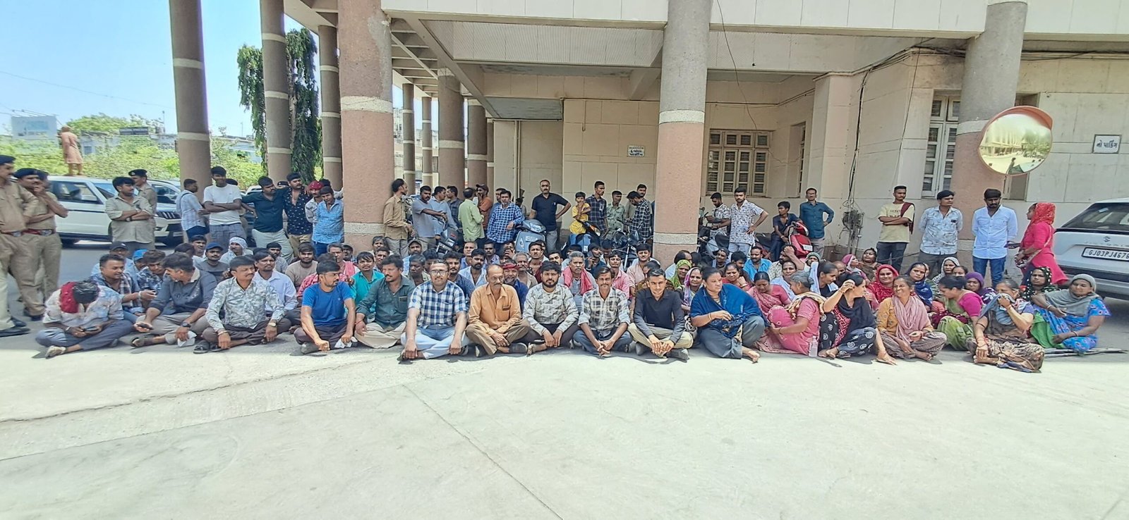 ધરાર માર્કેટ તોડી પાડતા 300 પરિવારના ગુજરાન પર સવાલ