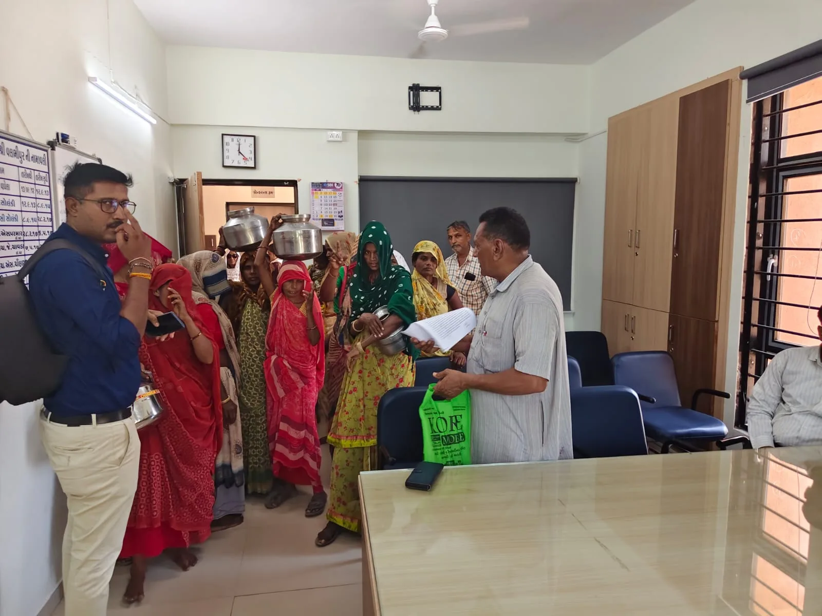 વલભીપુરના મોણપર ગામમાં છેલ્લા ૩ મહિનાથી પીવાના શુદ્ધ પાણીના ફાંફા