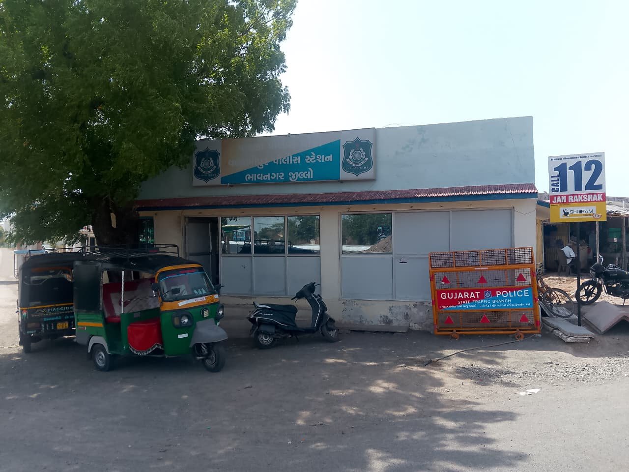 વલ્લભીપુરના પાટણા (ભાલ) હાઈવે પર બસ સ્ટેન્ડના અભાવે મુસાફરો બેહાલ