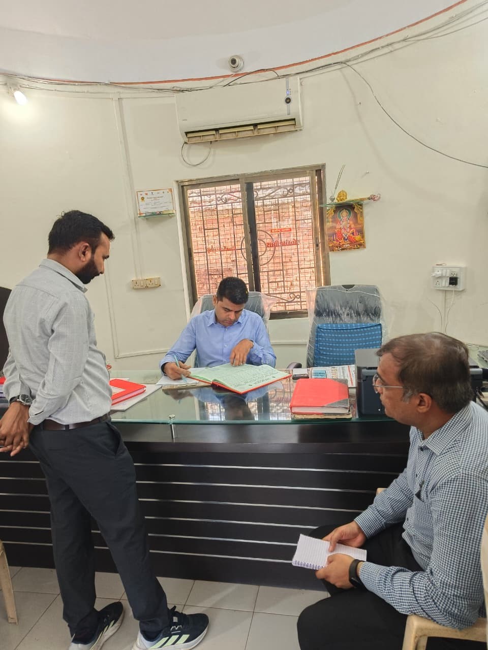 ગોંડલ-કોટડા સાંગાણીની સરકારી કચેરીમાં ઓચિંતા રેડ કરતા કલેકટર