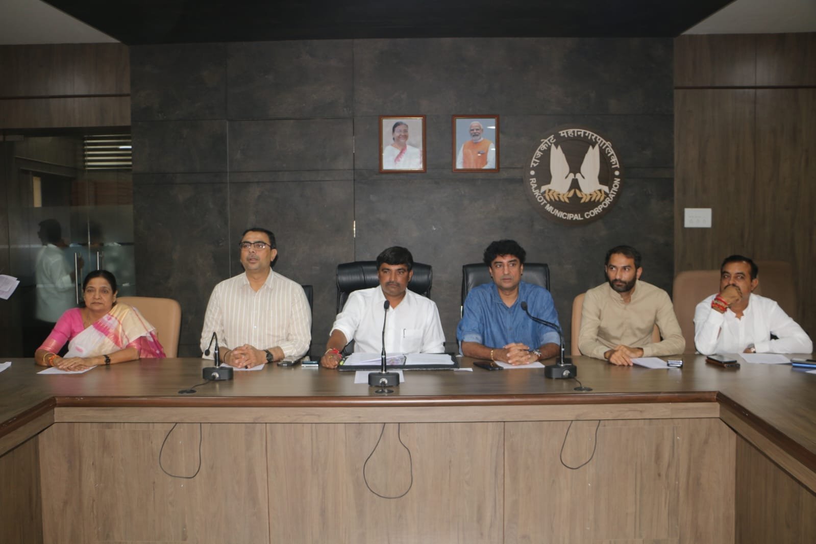 શાસકોએ તામજામવાળા વિકાસ કામોને હોલ્ડમાં રાખ્યા, પ્રજાહિતને પ્રધાન્ય