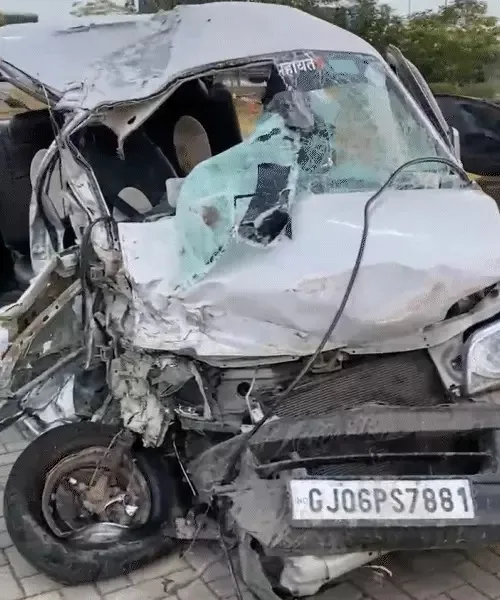 વડોદરા નજીક દિલ્હી-મુંબઇ એકસપ્રેસ વે પર કાર-ટ્રકની ટક્કરમાં ચારના મોત