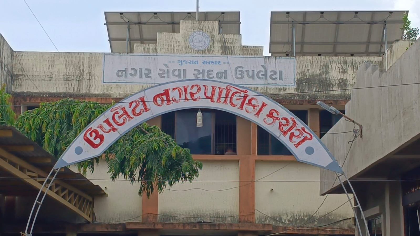 ઉપલેટામાં રાજનેતાના ખાનગી શોરૂમમાં સરકારી સ્ટ્રીટલાઇટથી થતા અજવાળા