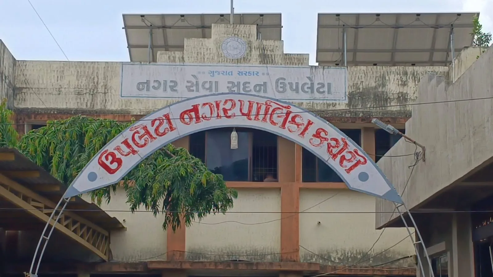 ઉપલેટામાં રાજનેતાના ખાનગી શોરૂમમાં સરકારી સ્ટ્રીટલાઇટથી થતા અજવાળા