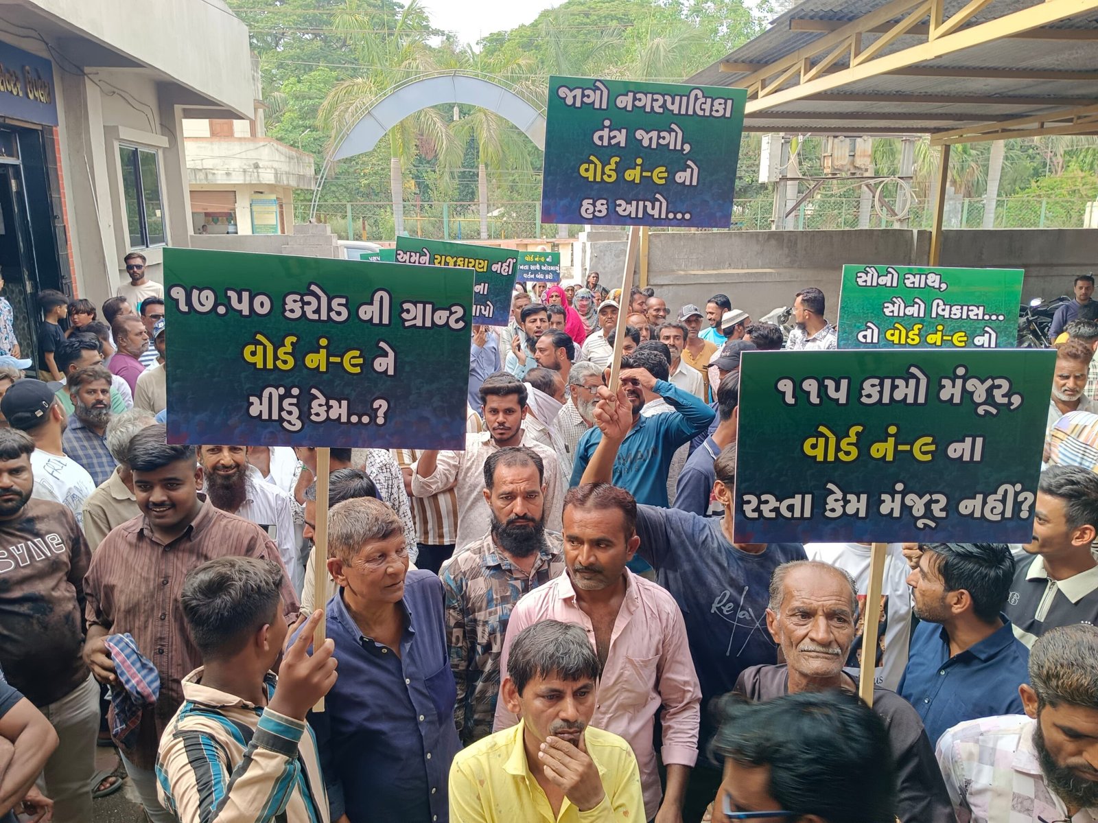 ઉનાના નાંદણ ગામની સીમમાં 40 ફૂટ ઊંડા કૂવામાં ખાબકેલાં બે હરણનું રેસ્કયું