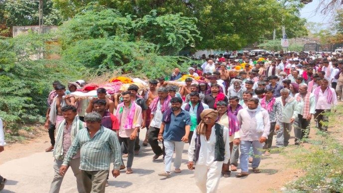 કુવાડવા નજીક અકસ્માતમાં મોતને ભેટેલા મોલડીના 4 હતભાગીઓની એક સાથે અર્થી નીકળી