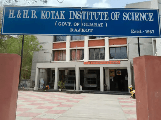 2023માં રીનોવેશન થયેલ આઝાદી કાળની કોટક સાયન્સ કોલેજ ભયજનક