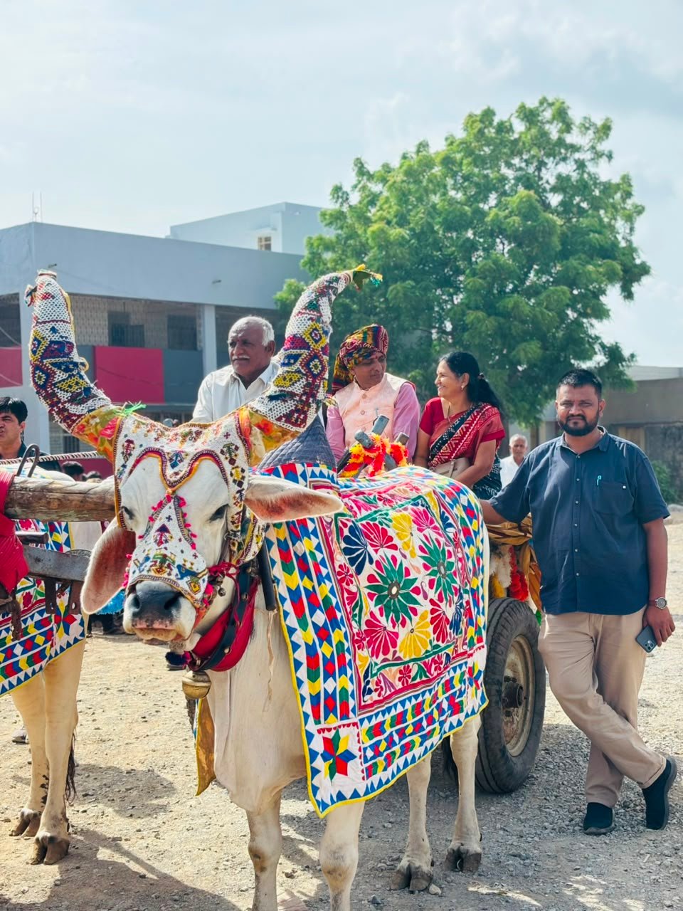 ગીરગઢડાના ફાટસરની શાળાના શિક્ષકને આપી યાદગાર વિદાય