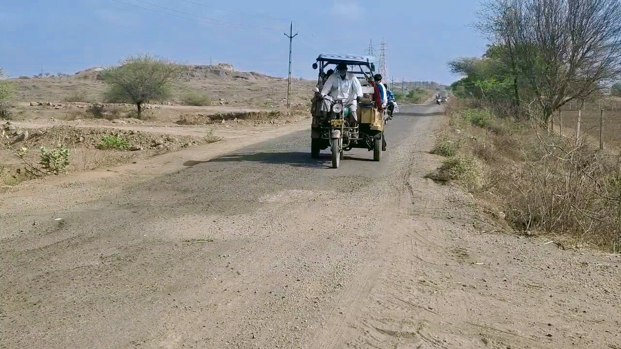 જેતપુર અને વીરપુર થી થોરાળા ગામ તરફ જતા મુખ્ય માર્ગમાં મસમોટા ખાડાઓ