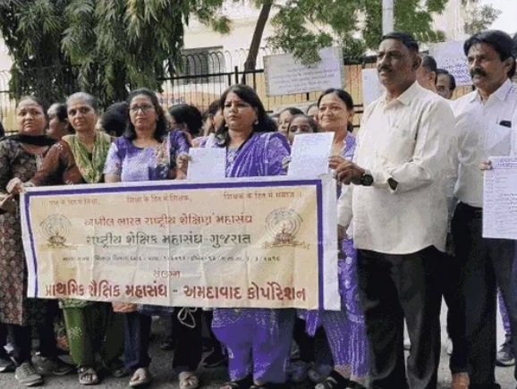 ફરજિયાત TETના વિરોધમાં આજથી શિક્ષકોનું રાજ્યવ્યાપી આંદોલન:20 જૂન સુધી અલગ અલગ જિલ્લાઓમાં ધરણા અને આવેદનપત્ર આપશે, પરીક્ષા પાસ ન થાય તો નોકરી ગુમાવવાનો ડર