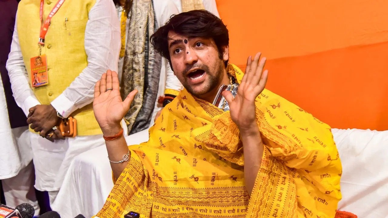 બાબા બાગેશ્વરે વિરોધીઓને દરબારમાં આવવા આપ્યું સીધું આમંત્રણ!