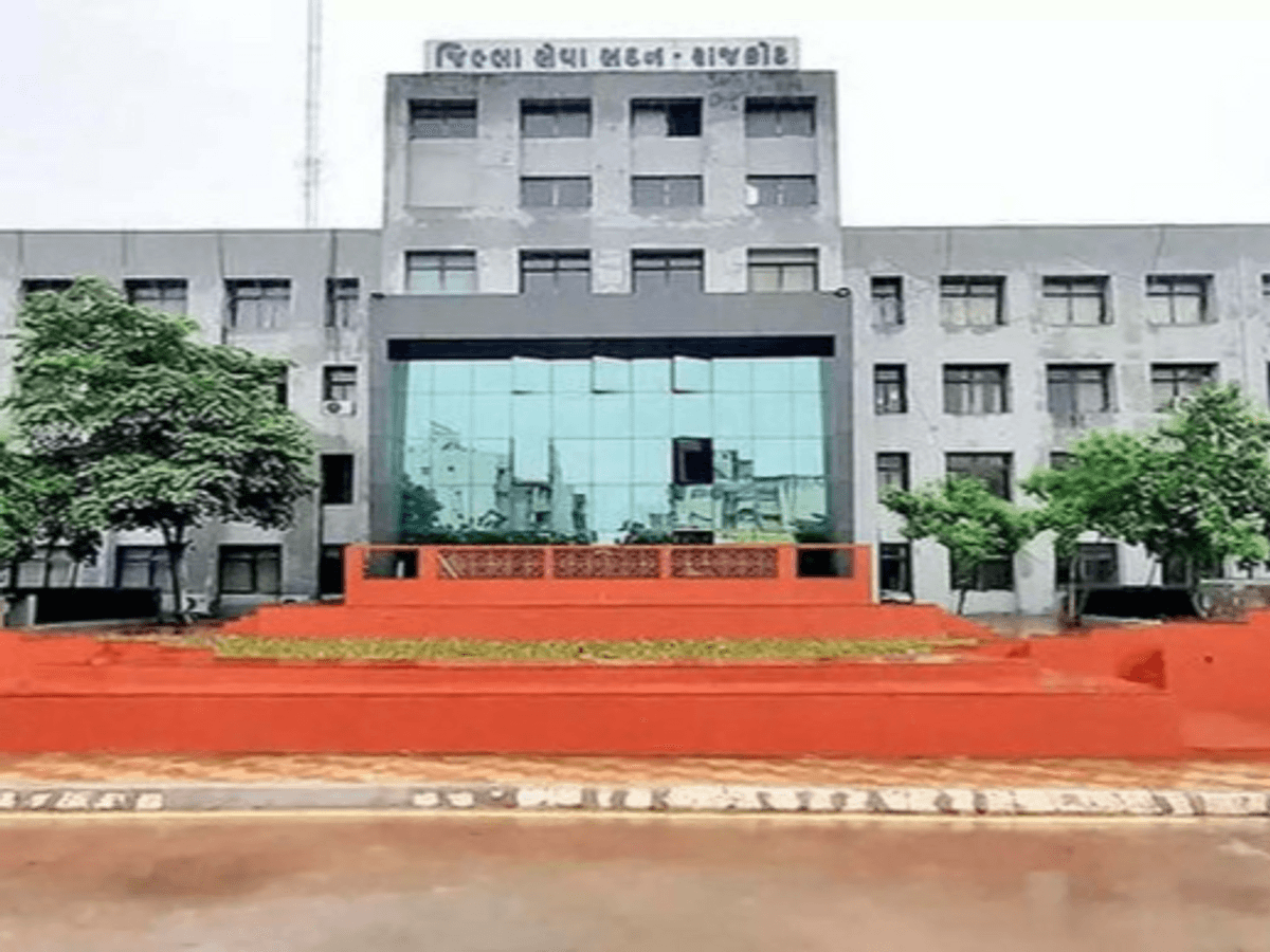 મવડીમાં ૨૦ કરોડની સરકારી જમીન પર દબાણ કરનાર ૨૪ને ફટકારી નોટીસ