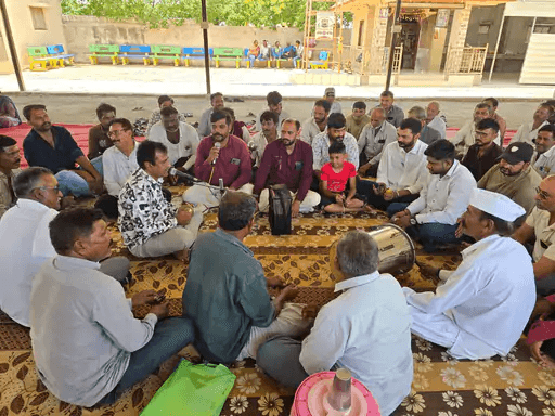 ‘જમીન અમારી, મનમાની નહીં ચાલે’: હાઈ-પાવર લાઇન સામે મોવિયાના ખેડૂતોનો રામધૂન સાથે રણકાર