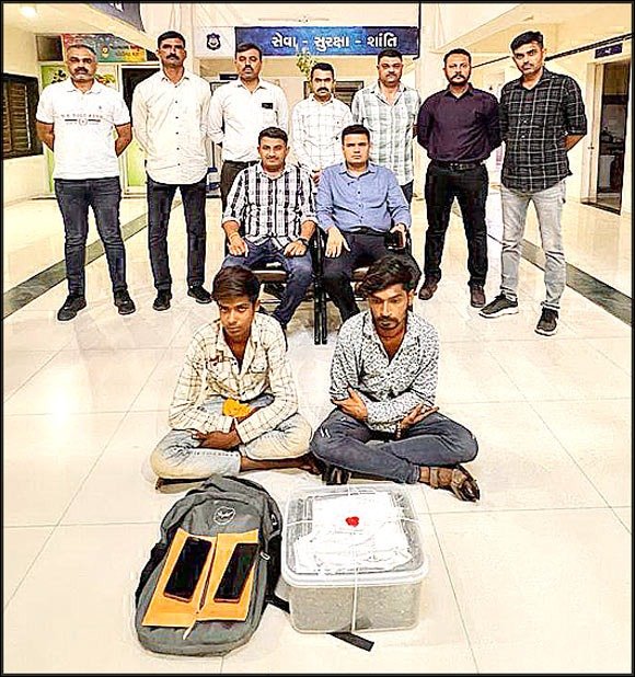 રાજકોટ એસઓજીનો ડ્રગ્સ પર પ્રહાર: 1.46 કિલો ગાંજા સાથે બે યુવકો ઝડપાયા