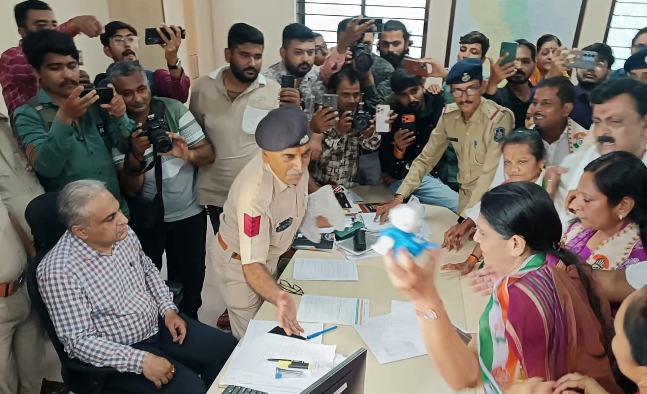  મનપાની તપાસ સમિતિના વિરોધમાં બિલાડીના રમકડાં સાથે કોંગ્રેસનો હલ્લાબોલ
