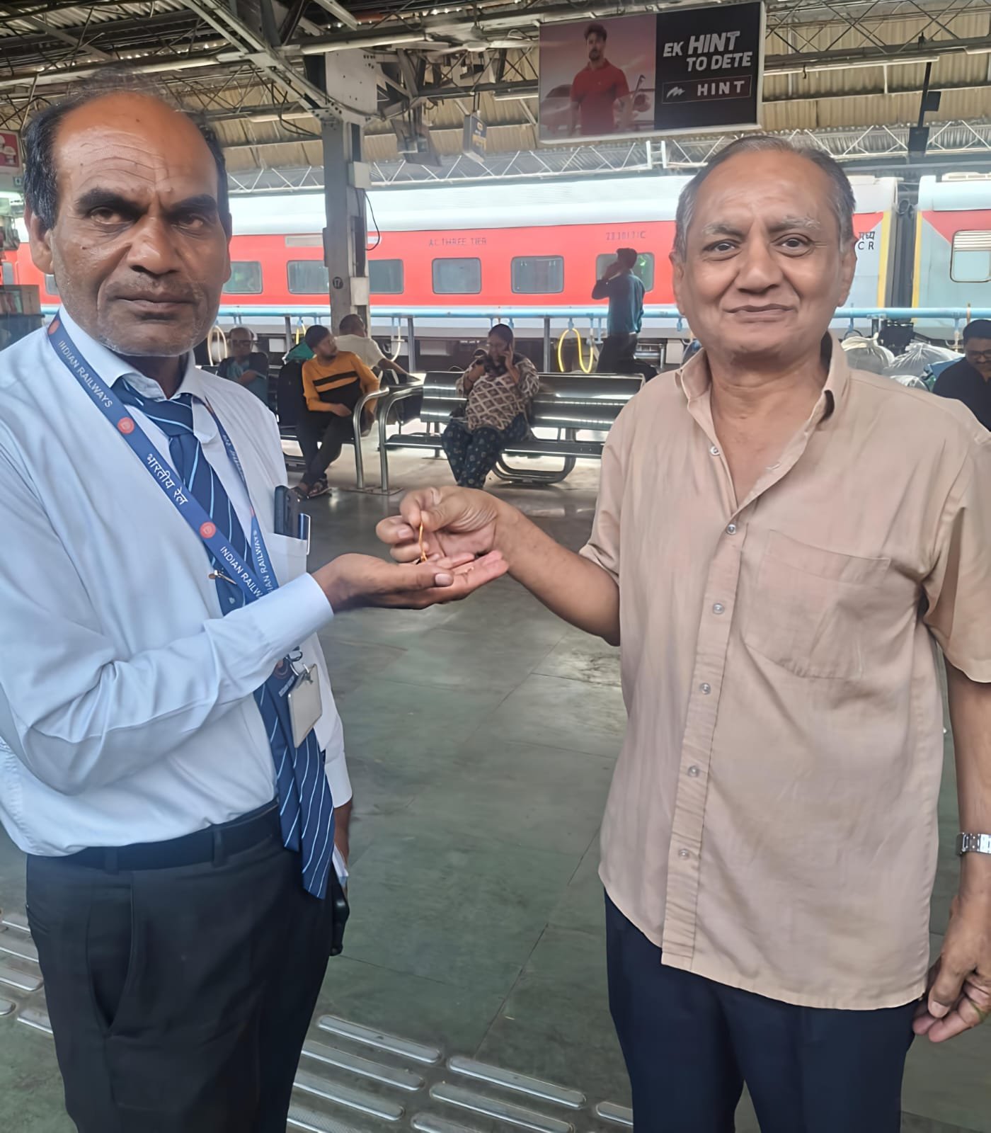હમસફર એકસપ્રેસમાં મળેલ દોઢ લાખનો સોનાનો ચેઇન મૂળ માલિકને પરત કરાયો