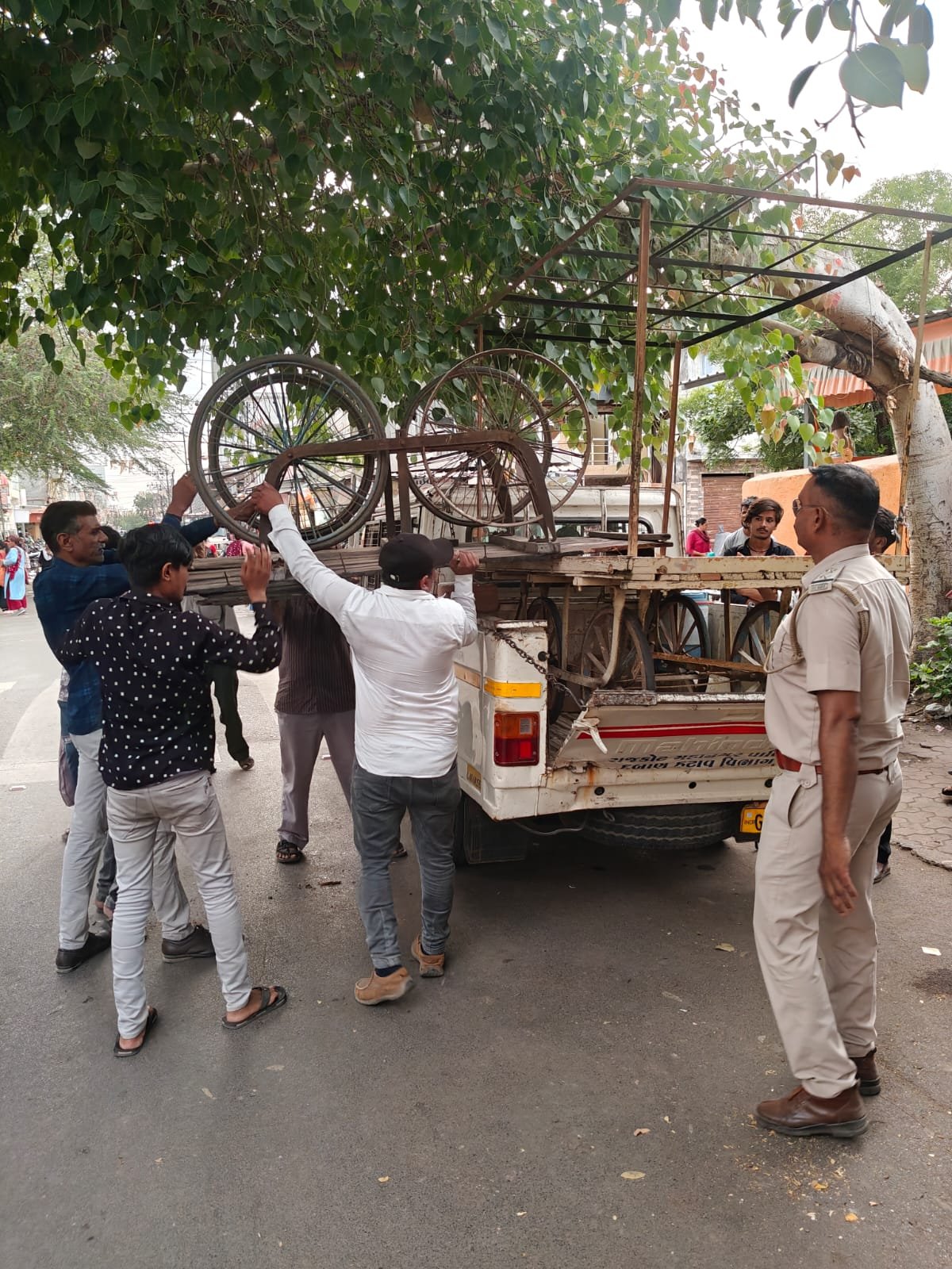 શહેરની શોભા બગાડતા ૧૯33 બોર્ડ, બેનર અને ૧૧૧ રેકડીઓ જપ્ત કરાઈ