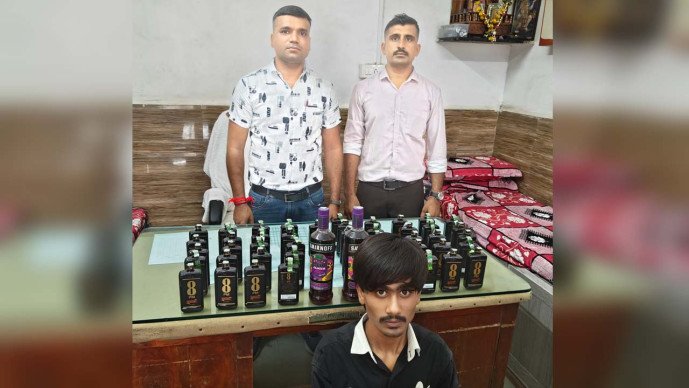 રાજકોટ રેલવે સ્ટેશન પરથી ગોંડલનો બુટલેગર દારૂના જથ્થા સાથે ઝડપાયો