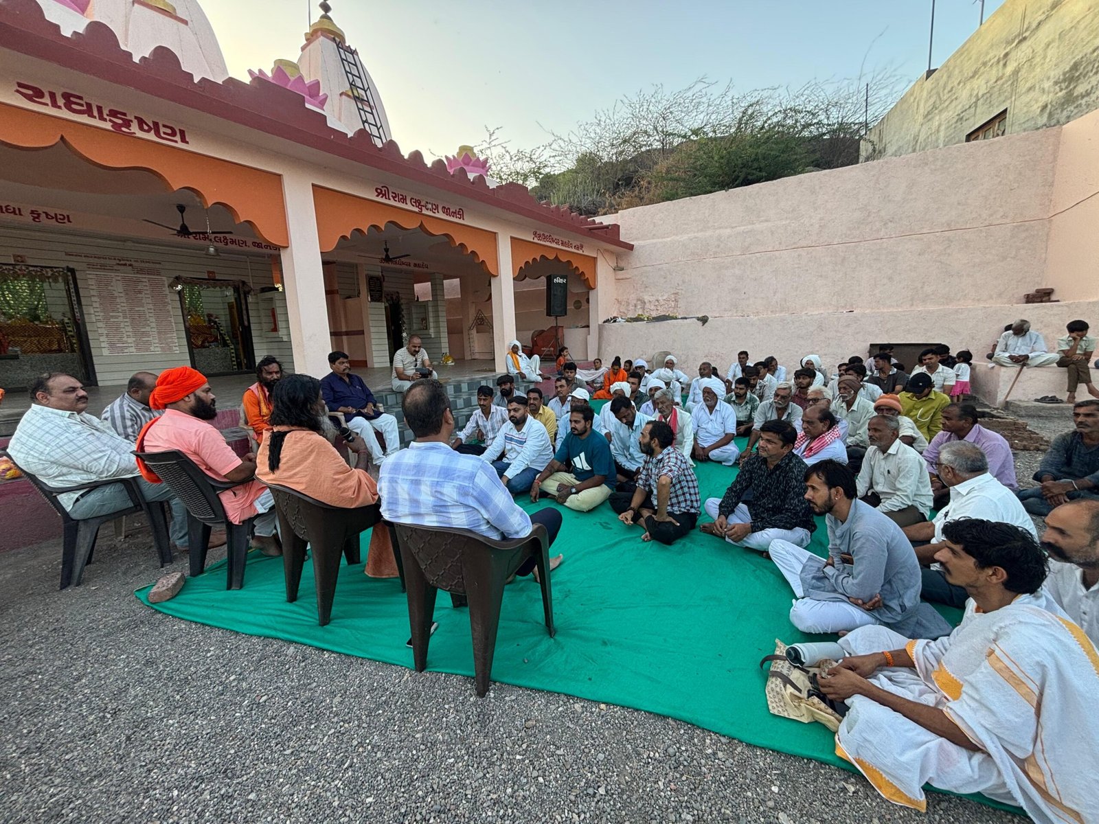 રાજુલાના હિંડોરણા ગામે ગૌ માતાને રાષ્ટ્ર માતાનો દરજ્જો આપવા અંગે બેઠક