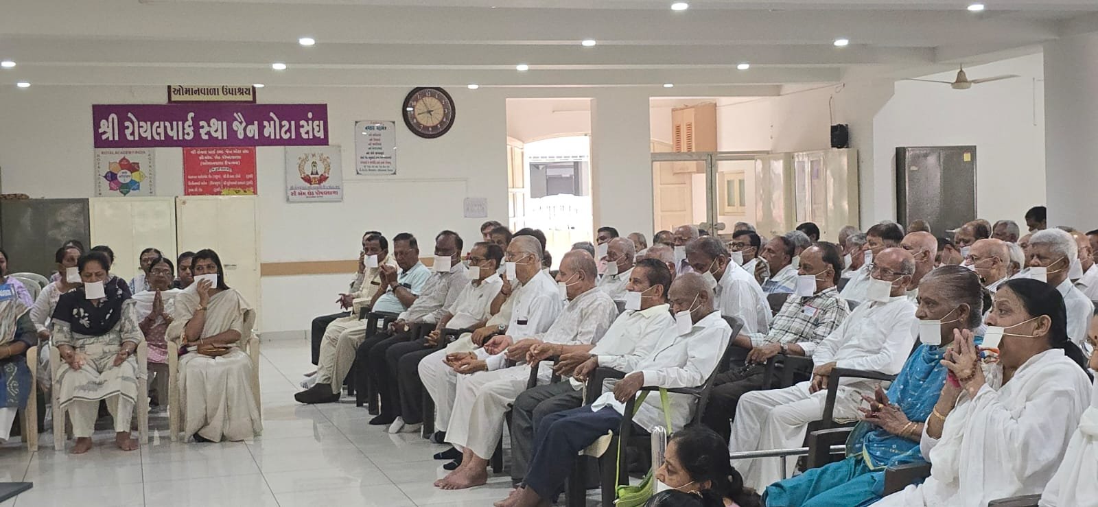 સ્વ.વિજયભાઈ રૂપાણીની પ્રથમ પુણ્યતિથિ નિમિત્તે પૌષધ શાળા આંગણે નમસ્કાર મહામંત્રના જાપ