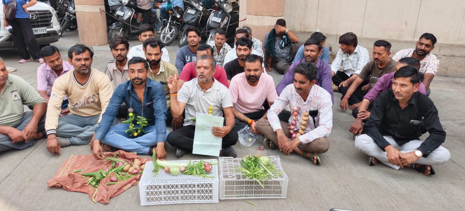 હોકર્સ ઝોનમાં મનપાની મનમાની : ધંધાર્થીઓનો શાકભાજીનો હાર પહેરી વિરોધ