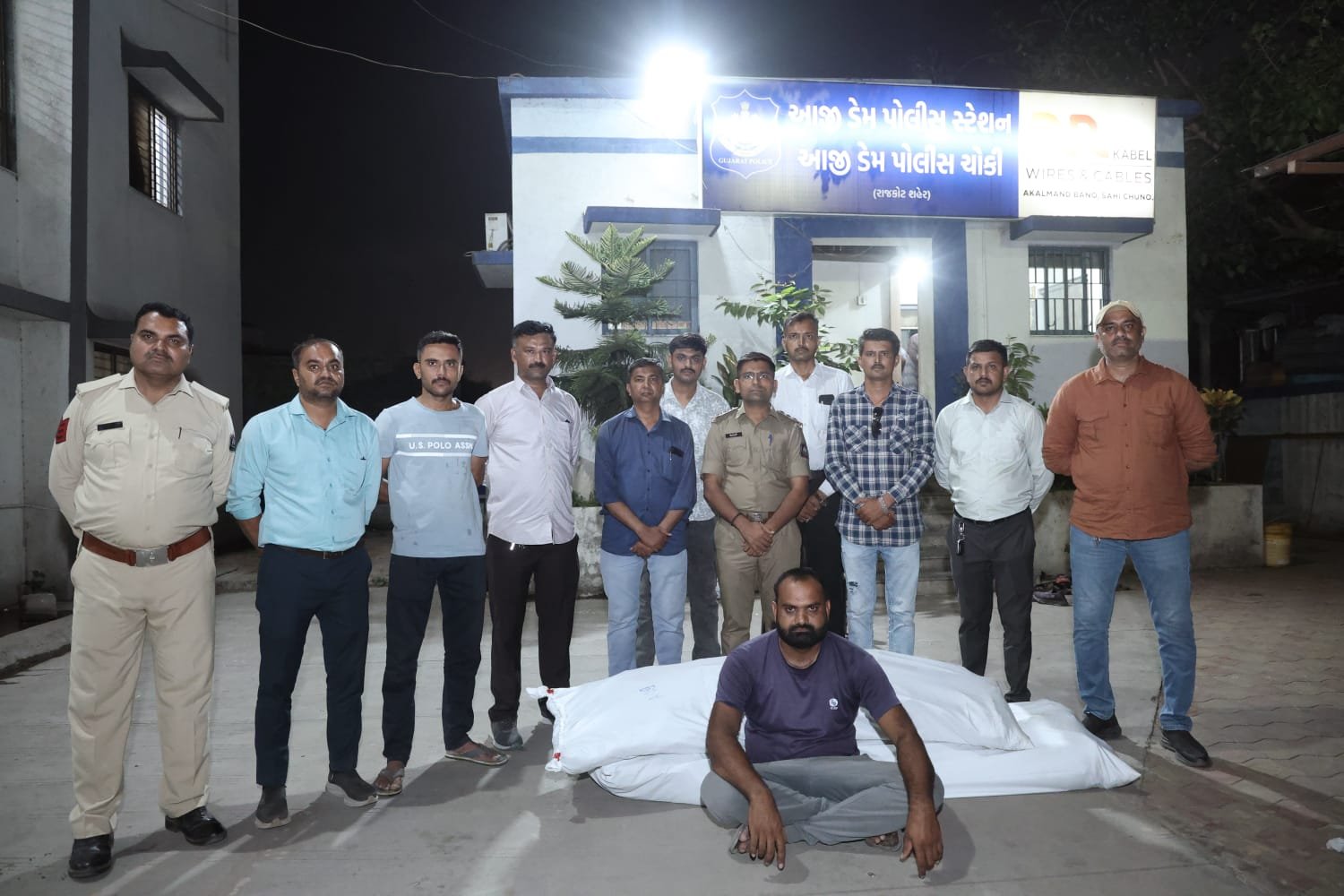 રાજકોટની ભાગોળે વાડીમાં આંબા-ચીકુ સાથે ગાંજાની ખેતી