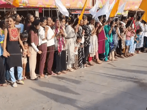 વીજપોલ મુદ્દે મહિલાઓનો હલ્લાબોલ: ખેડૂતોના સમર્થનમાં સ્કૂટર રેલી યોજી