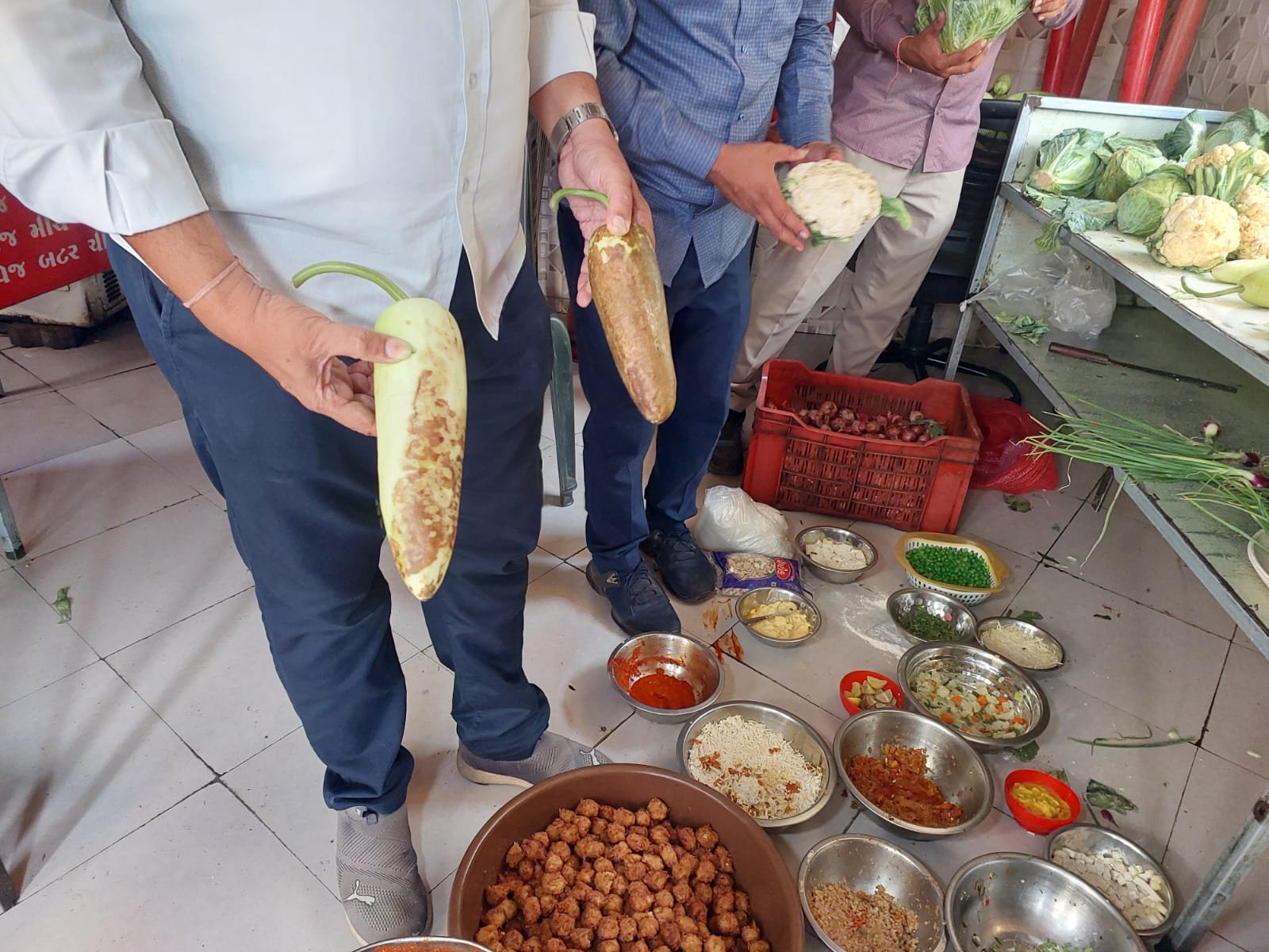 વાસી ખોરાક વેચતા શ્રીરામ અને બાલાજી ઢોસા સેન્ટર સીલ